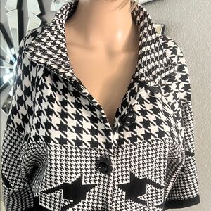 NWT Chic Black and White Houndstooth Women's knitting Cape size L